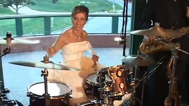 Mladenka na svom vjenčanju razvaljuje na bubnjevima
